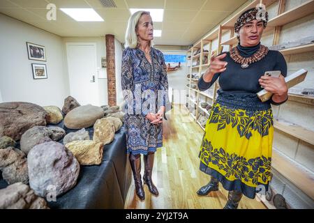 Oslo 20241112. Liv Heyerdahl (a sinistra) e Laura Tarita Rapu Alarcón e una delegazione dell'Isola di Pasqua e delle autorità cilene si trovano a Oslo in occasione del ritorno dei resti dal museo Kon-Tiki. Foto: Lise Aaserud / NTB Foto Stock