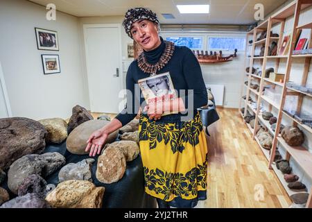 Oslo 20241112. Laura Tarita Rapu Alarcón e una delegazione dell'Isola di Pasqua e delle autorità cilene si trovano a Oslo in occasione del ritorno dei resti dal museo Kon-Tiki. Foto: Lise Aaserud / NTB Foto Stock