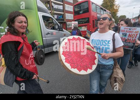 Londra, Regno Unito. 23 settembre 2017. Due donne con batteria nella marcia a nord di Londra da un raduno a Tottenham a Finsbury Park contro il cosiddetto Haringey Development Vehicle, sotto il quale Haringey Council sta effettuando un enorme trasferimento di alloggi del consiglio alla multinazionale australiana Lendlease. Ciò comporterà l'imminente demolizione di oltre 1.300 case del consiglio nella tenuta di Northumberland Park, seguita da una simile perdita di alloggi sociali in tutto il quartiere. Con un fatturato di 2 miliardi di sterline, HIS è la più grande donazione di alloggi e beni del consiglio a una società privata ancora nel Regno Unito, ma simile Foto Stock