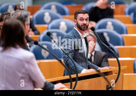 2024-11-12 Dutch Tweede Kamer Plenary Debate DEN HAAG, PAESI BASSI - 12 NOVEMBRE: Stephan van Baarle DENK durante il dibattito Plenario al Tweede Kamer il 12 novembre 2024 a Den Haag, Paesi Bassi. Den Haag Tweede Kamer Paesi Bassi contenuto non disponibile per la ridistribuzione nei Paesi Bassi direttamente o indirettamente tramite terze parti. Copyright: XJohnxBeckmannx Foto Stock