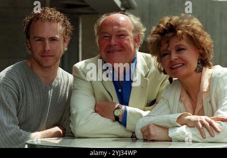 Foto del file datata 15/07/99 degli attori Sam West, suo padre Timothy West e sua madre Prunella scalano durante una chiamata a Londra, per lanciare il progetto quadriennale di Shakespeare della BBC radio 3. L'attore Timothy West, noto per molti ruoli in televisione e nel teatro, è morto pacificamente nel sonno all'età di 90 anni "con i suoi amici e la sua famiglia alla fine", ha detto la sua famiglia. Data di pubblicazione: Mercoledì 13 novembre 2024. Foto Stock