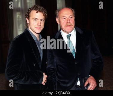 Foto datata 12/11/99 di Timothy West e suo figlio Sam West al Talkies del Landmark Hotel nel centro di Londra. L'attore Timothy West, noto per molti ruoli in televisione e nel teatro, è morto pacificamente nel sonno all'età di 90 anni "con i suoi amici e la sua famiglia alla fine", ha detto la sua famiglia. Data di pubblicazione: Mercoledì 13 novembre 2024. Foto Stock