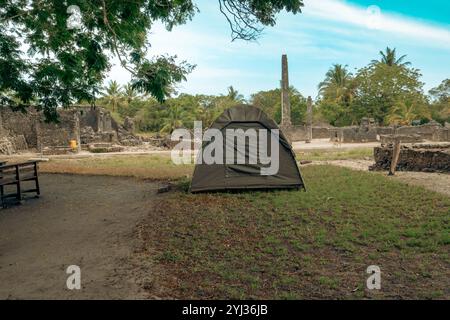 Ammira un campeggio sulle rovine di Kaole Ruins, una stazione commerciale del XIII secolo e un forte coloniale tedesco a Bagamoyo, Tanzania Foto Stock