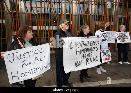 Edimburgo, Regno Unito. 13 novembre 2024. I membri del RAAC Group si riuniscono al di fuori del Parlamento scozzese con pancart e striscioni che chiedono al pubblico di firmare la petizione. Crediti immagine: Pako Mera/Alamy Live News Foto Stock