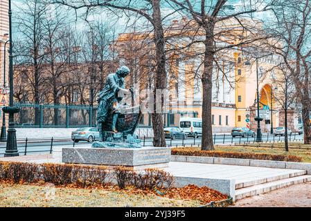 San Pietroburgo, Russia - 05 Novembre 2019: Embankment Admiralteyskaya E Scultura Del Re Carpentiere. San Pietroburgo. Foto Stock