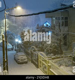 Notte nevosa la nostra vista sulla strada dal balcone Foto Stock