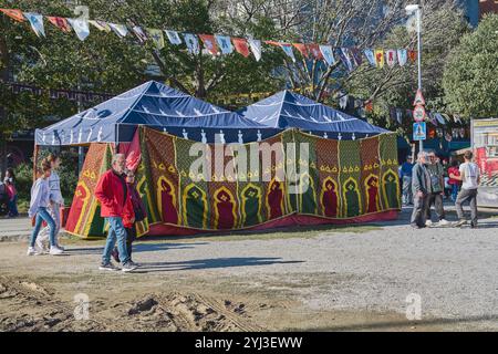 Montcada i Reixac. Spagna - 13 novembre 2024: Una tenda tradizionale vivace e colorata allestita in occasione di un festival all'aperto, adornata da intricati motivi Foto Stock