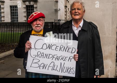 Londra, Regno Unito. 28 settembre 2017. Un attivista tiene un cartello "No to Trump No to War" al raduno della Stop the War Coalition and Campaign for Nuclear Disarmament a Downing St. Una delegazione ha consegnato una lettera a Theresa May invitando il governo britannico a sostenere una fine pacifica della guerra di insulti e provocazioni tra Stati Uniti e Corea del Nord e a prevenire qualsiasi escalation verso una guerra nucleare che avrebbe minacciato tutti sul pianeta. Foto Stock