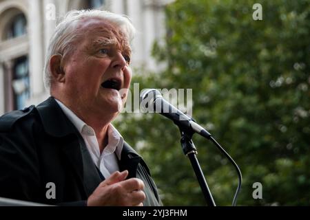 Londra, Regno Unito. 28 settembre 2017. Un attivista tiene un cartello "No to Trump No to War" al raduno della Stop the War Coalition and Campaign for Nuclear Disarmament a Downing St. Una delegazione ha consegnato una lettera a Theresa May invitando il governo britannico a sostenere una fine pacifica della guerra di insulti e provocazioni tra Stati Uniti e Corea del Nord e a prevenire qualsiasi escalation verso una guerra nucleare che avrebbe minacciato tutti sul pianeta. Foto Stock