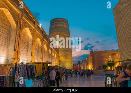 Khiva, Uzbekistan; 21 settembre 2024: Questa vista notturna mozzafiato di Khiva, Uzbekistan, cattura la magia dell'antica città lungo la storica seta Foto Stock