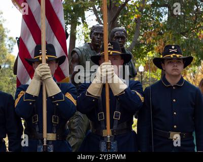 Washington, District of Columbia, USA. 11 novembre 2024. I membri della 1st Air Cavalry Brigade tengono le bandiere davanti alla statua dei tre servitori. La statua fa parte del Vietnam Veterans Memorial sul National mal. (Credit Image: © sue Dorfman/ZUMA Press Wire) SOLO PER USO EDITORIALE! Non per USO commerciale! Foto Stock