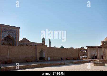 Khiva, Uzbekistan; 21 settembre 2024: Le antiche strade e i monumenti all'interno delle mura di Itchan Kala, la storica fortezza di Khiva, Uzbekistan. Foto Stock