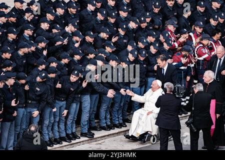 Vaticano, udienza generale di Papa Francesco in Piazza San Pietro. Il Papa incontra e saluta la polizia di Stato, il 13 novembre 2024 a città del Vaticano. Copyright: XAndreaxCalandrax Foto Stock