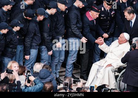 Vaticano, udienza generale di Papa Francesco in Piazza San Pietro. Il Papa incontra e saluta la polizia di Stato, il 13 novembre 2024 a città del Vaticano. Copyright: XAndreaxCalandrax Foto Stock