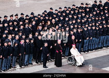 Vaticano, udienza generale di Papa Francesco in Piazza San Pietro. Il Papa incontra e saluta la polizia di Stato, il 13 novembre 2024 a città del Vaticano. Copyright: XAndreaxCalandrax Foto Stock