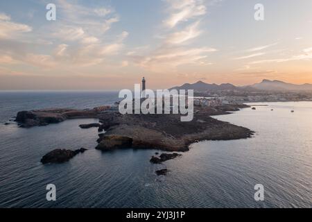 Vista panoramica del faro di Cabo de Palos e della costa di Cartagena, regione di Murcia, Spagna, al tramonto con luce soffusa sul mare Foto Stock
