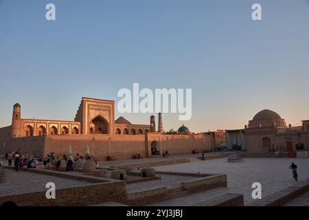 Khiva, Uzbekistan; 21 settembre 2024: La storica piazza centrale di Khiva, Uzbekistan, un punto focale dell'antica architettura e della cultura della città Foto Stock