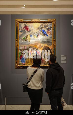 Una coppia ammira l'Adorazione del nome di Gesù o Allegoria della Lega Santa, di El Greco, presso la Galleria delle collezioni reali. Madrid, Spagna Foto Stock