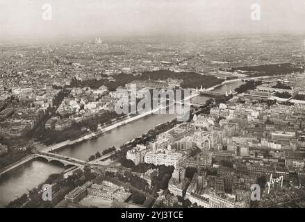 Foto d'epoca della vista panoramica di Parigi ... scattata dalla Torre Effel sulla Senna e la collina di Montmartre. Francia. 1950 Foto Stock