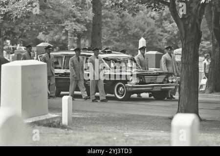 Personale militare che scortava un focolare, presso il cimitero nazionale di Arlington sepoltura di Willard George Palm, un pilota di aerei da ricognizione RB-47 che fu abbattuto dai russi. STATI UNITI. 4 agosto 1960 Foto Stock