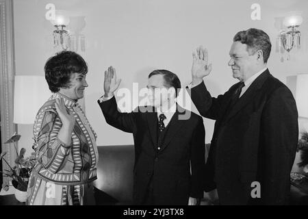 Sessione di apertura del 92° Congresso. Giurare in bella Abzug. Washington DC., Stati Uniti. 21 gennaio 1971 bella Abzug (1920–1998), soprannominata "Battling bella", è stata un'avvocato, politica, attivista sociale e leader del movimento femminile statunitense Foto Stock