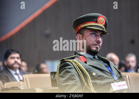 Baku, Azerbaigian. 12 novembre 2024. Un uomo vestito in uniforme militare al vertice mondiale sull'azione per il clima della COP29. (Credit Image: © Bianca Otero/ZUMA Press Wire) SOLO PER USO EDITORIALE! Non per USO commerciale! Foto Stock