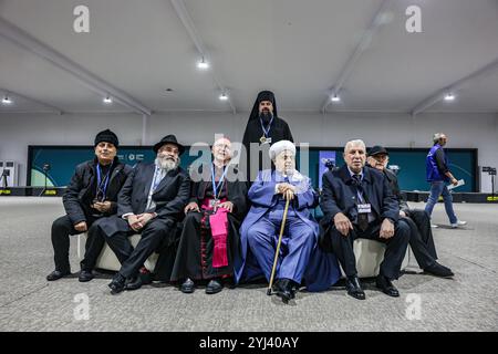 Baku, Azerbaigian. 12 novembre 2024. Un sacerdote, un rabbino, un imam, un cardinale e altri leader religiosi camminano insieme il secondo giorno della COP29. Il movimento interreligioso è rilevante all'interno dei circoli COP, dimostrando che l'unità è la chiave per superare il cambiamento climatico. Quest'anno la COP è considerata una delle più complesse della sua storia, poiché il mondo si occupa dell'anno elettorale, delle guerre in corso in tutto il mondo, rendendo i negoziati più cruciali per determinare il progresso del mondo verso un futuro sostenibile e resiliente al clima. (Credit Image: © Bianca Otero/ZUMA Press Wire) SOLO PER USO EDITORIALE! Non per Foto Stock