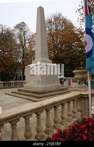 Cheltenham's War Memorial and Municipal Offices on the Promenade in Cheltenham - 10 novembre 2024 foto di Antony Thompson/Thousand Word Media Ltd Foto Stock