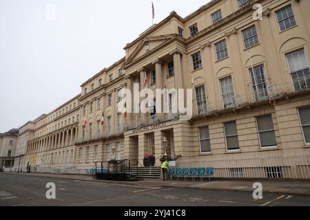 Cheltenham's War Memorial and Municipal Offices on the Promenade in Cheltenham - 10 novembre 2024 foto di Antony Thompson/Thousand Word Media Ltd Foto Stock