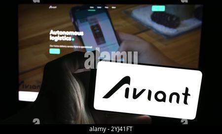 Germania. 4 luglio 2024. In questa foto, un uomo ha in mano uno smartphone con il logo della società norvegese di servizi di droni Aviant, COME davanti al sito web. Credito: SOPA Images Limited/Alamy Live News Foto Stock