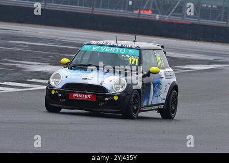 Leo Purches, Graves Motorsport, MINI Cooper, Vertu MINI Challenge Trophy 2024, gare di 20 minuti, gare monomarca, auto basate sulla R50 MINI C. Foto Stock