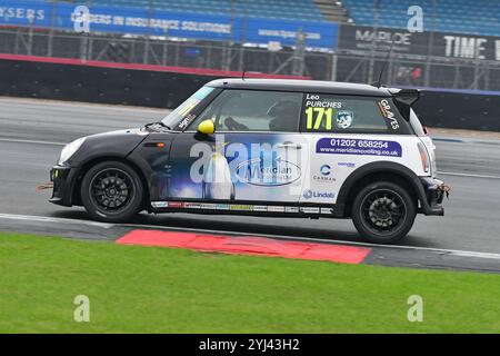 Leo Purches, Graves Motorsport, MINI Cooper, Vertu MINI Challenge Trophy 2024, gare di 20 minuti, gare monomarca, auto basate sulla R50 MINI C. Foto Stock