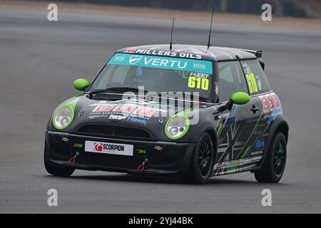 Louis Fleet, MINI Cooper, Team Avago, Vertu MINI Challenge Trophy 2024, gare di 20 minuti, gare monomarca, auto basate sulla R50 MINI Cooper, Foto Stock