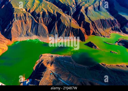 Vista aerea del Grand Canyon Hutubi nello Xinjiang, Cina, 11 novembre 2024. La valle è stata formata principalmente dalla fusione di neve e acqua piovana dal Tianshan Moun Foto Stock