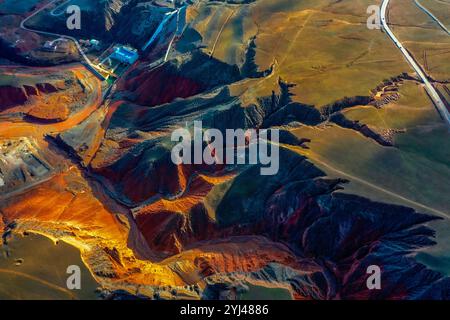 Vista aerea del Grand Canyon Hutubi nello Xinjiang, Cina, 11 novembre 2024. La valle è stata formata principalmente dalla fusione di neve e acqua piovana dal Tianshan Moun Foto Stock