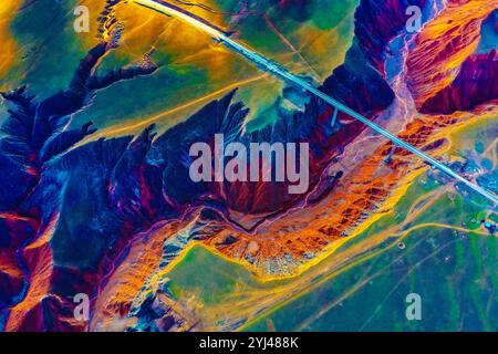 Vista aerea del Grand Canyon Hutubi nello Xinjiang, Cina, 11 novembre 2024. La valle è stata formata principalmente dalla fusione di neve e acqua piovana dal Tianshan Moun Foto Stock