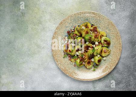 Cavoletti di bruxelles arrostiti, con pancetta, piatti vegetariani, fatti in casa, niente persone Foto Stock