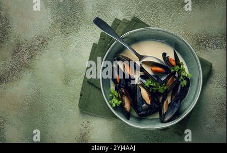 Cozze in conchiglie, salsa cremosa all'aglio, cozze in salsa di besciamella, fatte in casa, nessuno Foto Stock