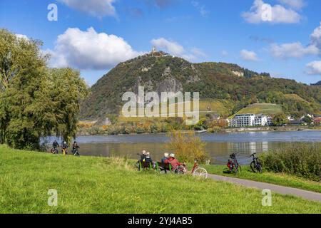 Pista ciclabile sul Drachenfels, una montagna nel Siebengebirge sul Reno tra Bad Honnef e Koenigswinter, con rovine del castello di Drachenfels e barca Foto Stock