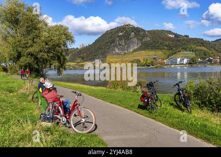 Pista ciclabile sul Drachenfels, una montagna nel Siebengebirge sul Reno tra Bad Honnef e Koenigswinter, con le rovine del castello di Drachenfels e il Dr Foto Stock