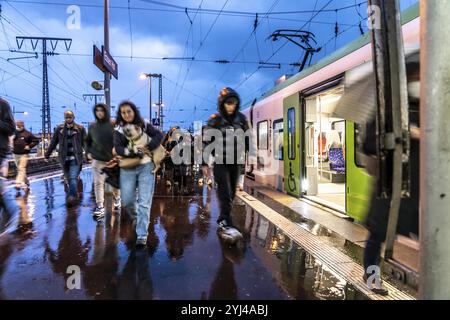 Stazione centrale di Essen, passeggeri in partenza da un treno suburbano, Renania settentrionale-Vestfalia, Germania, Europa Foto Stock