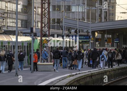 Stazione centrale di Essen, passeggeri in partenza da un treno suburbano, Renania settentrionale-Vestfalia, Germania, Europa Foto Stock