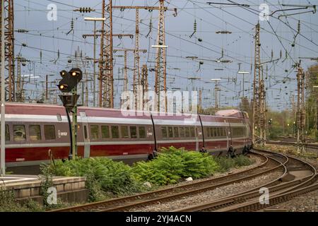 Treno Eurostar in partenza dalla stazione centrale di Essen, Renania settentrionale-Vestfalia, Germania, Europa Foto Stock