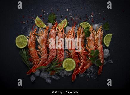 Langoustines, australiano, fresco ghiacciato sul ghiaccio, vista dall'alto, lime e verdi Foto Stock