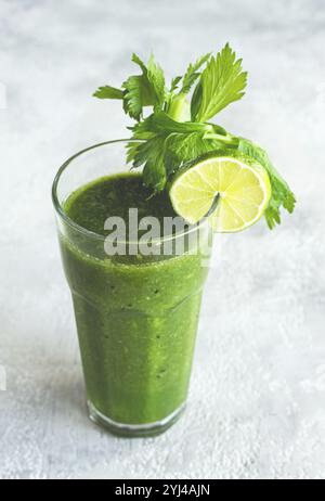 Bicchiere con frullato verde, sedano e spinaci, mela e kiwi, cetriolo, frullato di verdure, colazione fatta in casa, niente persone Foto Stock