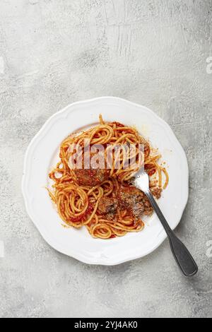 Spaghetti con polpette in salsa di pomodoro, su un piatto bianco, niente persone, fatti in casa Foto Stock