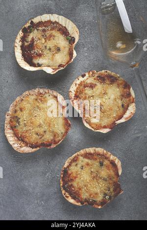 Conchiglie di capesante, ripiene, cotte al formaggio, in forno, julienne con capesante Foto Stock