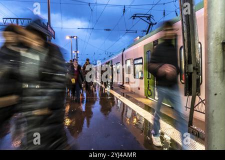 Stazione centrale di Essen, passeggeri in partenza da un treno suburbano, Renania settentrionale-Vestfalia, Germania, Europa Foto Stock