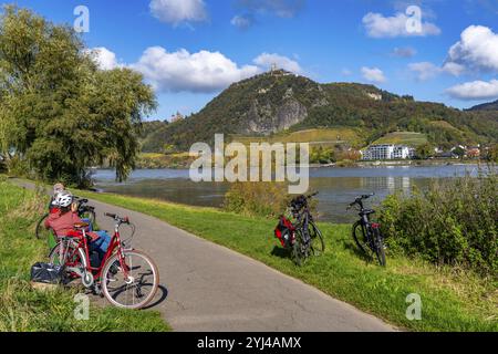 Pista ciclabile sul Drachenfels, una montagna nel Siebengebirge sul Reno tra Bad Honnef e Koenigswinter, con le rovine del castello di Drachenfels e il Dr Foto Stock