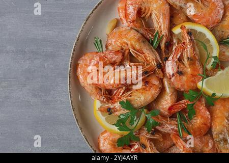 Fritto con spezie, gamberi reali, senza dividere, vista dall'alto, messa a fuoco selettiva, pesce, gamberi, niente gente Foto Stock